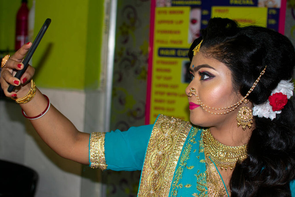 индийская девушка в красивом платье делает селфи по мобильному телефону - Фото, изображение