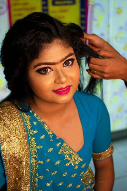 intialainen teini-ikäinen tyttö ottaa kampaamo klo kauneushoitola - Valokuva, kuva