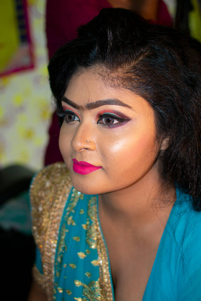 indická dívka s krásnými šaty v salonu krásy - Fotografie, Obrázek