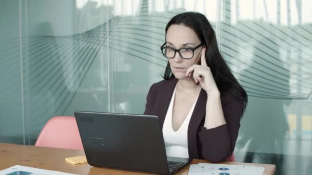 Kiireinen naispuolinen toimitusjohtaja yllään puku ja lasit - Materiaali, video