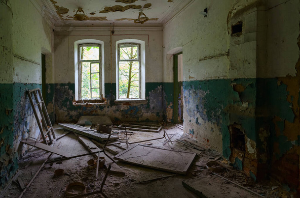 Room in abandoned school building in resettled village of Babchin in Chernobyl exclusion zone, Gomel region, Belarus - Foto, Imagen