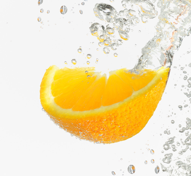 Sitruuna viipale putoaa veteen
 - Valokuva, kuva