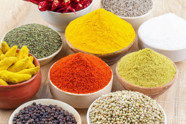 Ινδική Spices Collection Επίσης ονομάζεται Red Chili σκόνη, κουρκούμη σε σκόνη, κόλιανδρο σε σκόνη, κουρκούμη ραβδί, ξηρό τσίλι, Τριγωνέλλα, μαύρο πιπέρι, κύμινο, Mustard Seed, Mirchi, Haldi σε Vintage φόντο - Φωτογραφία, εικόνα