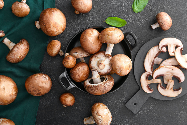 Композиція з сирими грибами на темному тлі
 - Фото, зображення