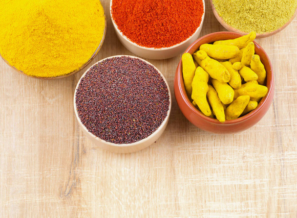 Ινδική Spices Collection Επίσης ονομάζεται Red Chili σκόνη, κουρκούμη σε σκόνη, κόλιανδρο σε σκόνη, κουρκούμη ραβδί, ξηρό τσίλι, Τριγωνέλλα, μαύρο πιπέρι, κύμινο, Mustard Seed, Mirchi, Haldi σε Vintage φόντο - Φωτογραφία, εικόνα