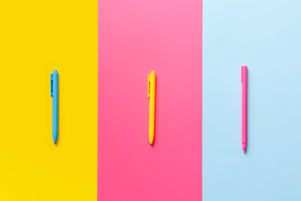 Bolígrafos escolares sobre fondo de color - Foto, Imagen