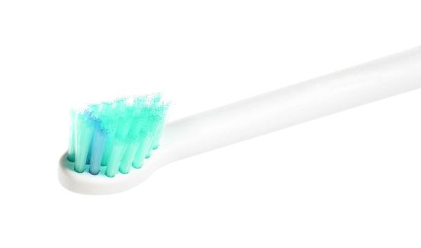 Elektrische tandenborstel op witte achtergrond, close-up - Foto, afbeelding