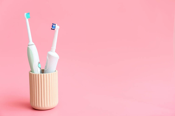 Elektrische Zahnbürsten auf farbigem Hintergrund - Foto, Bild