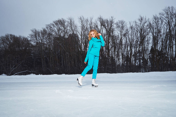 Portrait of beautiful young woman on ice rink - Foto, imagen