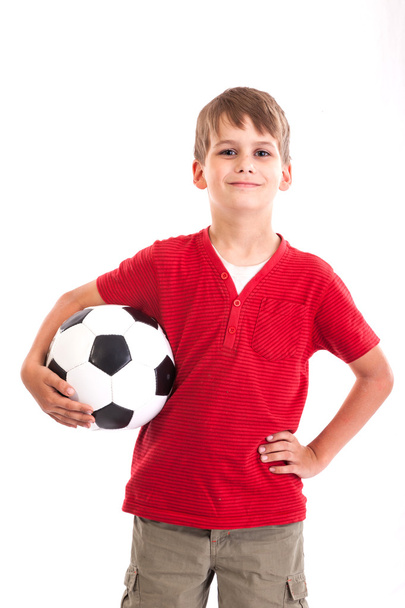 χαριτωμένο αγόρι κρατάει μια μπάλα ποδοσφαίρου - Φωτογραφία, εικόνα