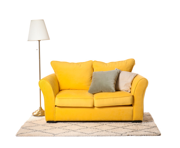 Tyylikäs sohva ja lamppu valkoisella taustalla - Valokuva, kuva