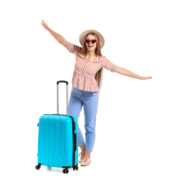 Mujer joven con maleta sobre fondo blanco. Concepto de viaje - Foto, Imagen