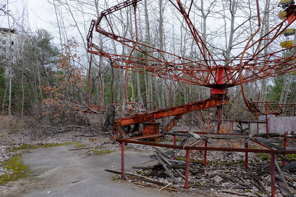 Um velho carrossel partido na cidade abandonada de Pripyat. Parque de diversões abandonado. - Foto, Imagem