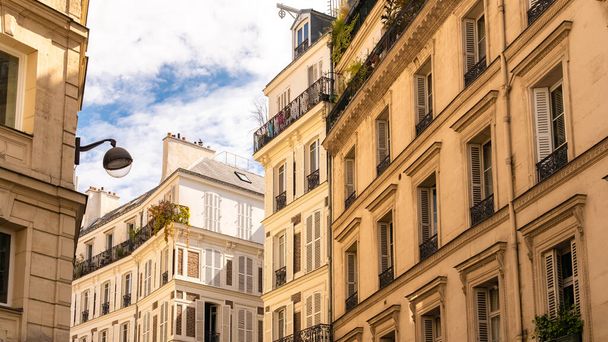 París, fachadas típicas y calle, hermosos edificios en Montmartre - Foto, Imagen