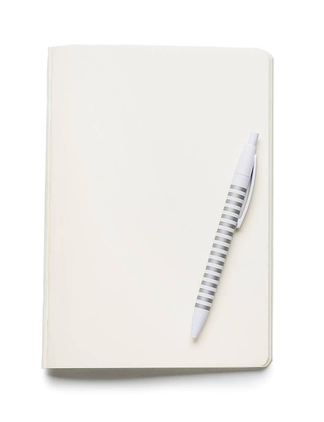 notebook a pero na bílém pozadí - Fotografie, Obrázek