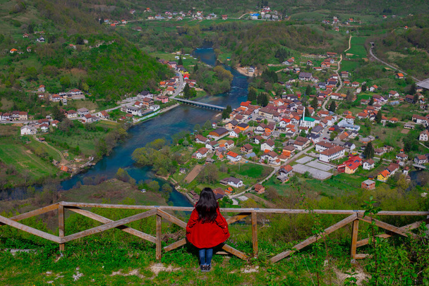 Przepływ rzeki Una i miejsce na relaks w Parku Narodowym Una koło Bihac - Bośnia i Hercegowina - Zdjęcie, obraz