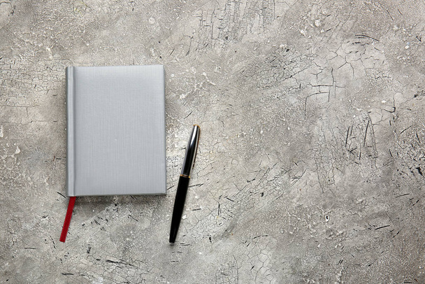 Zápisník a pero na šedém pozadí - Fotografie, Obrázek