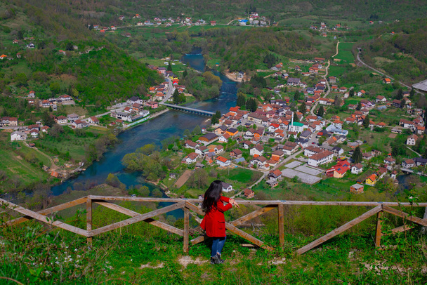 Przepływ rzeki Una i miejsce na relaks w Parku Narodowym Una koło Bihac - Bośnia i Hercegowina - Zdjęcie, obraz