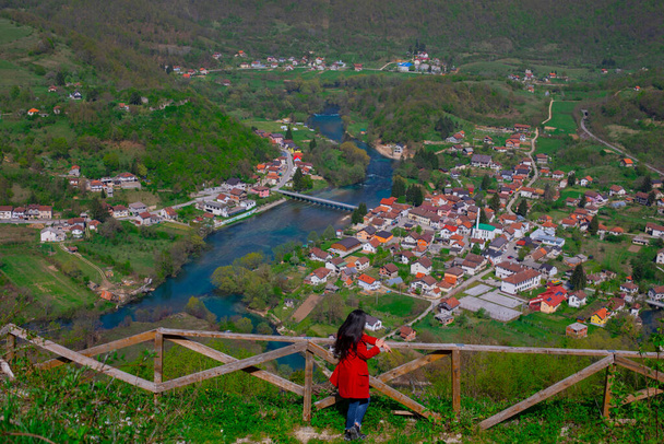 Flujo de un río y lugar para relajarse en el Parque Nacional Una cerca de Bihac - Bosnia y Herzegovina - Foto, Imagen