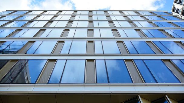 Ofis binası, mavi cam duvar yansıtma detayı. Modern ofis binası ve temiz gökyüzü arkaplanı.  - Fotoğraf, Görsel