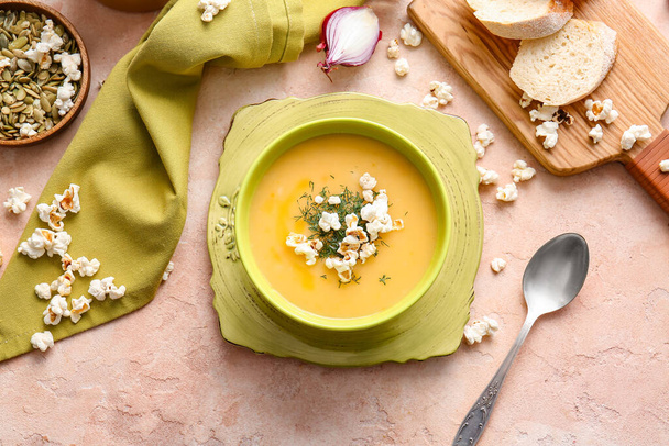Miska ze smaczną zupą popcornową na stole - Zdjęcie, obraz