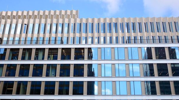 Toimistorakennus, sininen lasiseinä heijastus yksityiskohta. Moderni toimistorakennus ja selkeä taivas tausta.  - Valokuva, kuva