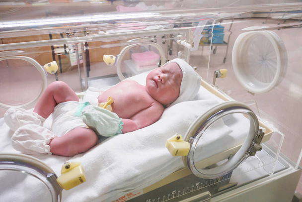 pasgeboren baby in het ziekenhuis incubator - Foto, afbeelding