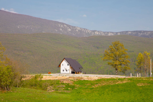 Proud řeky Una a místo pro odpočinek v národním parku Una u Bihac - Bosna a Hercegovina - Fotografie, Obrázek