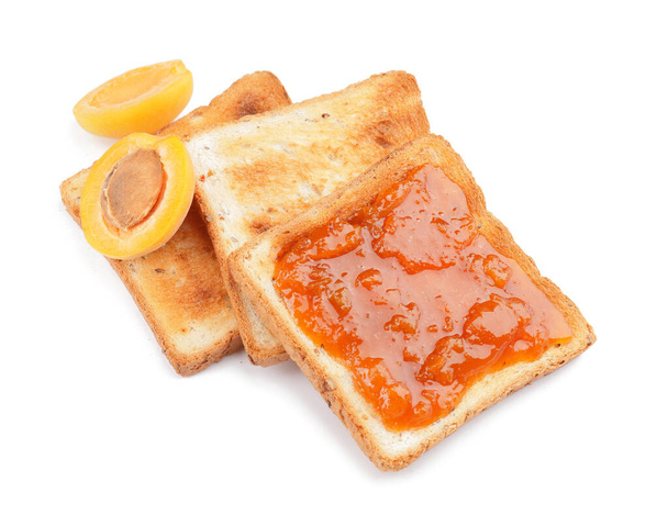 Toasts avec confiture d'abricot savoureuse sur fond blanc - Photo, image