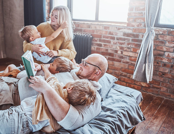 Amerikai család a nappaliban a gyerekeikkel - Fotó, kép