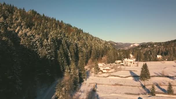 Imágenes aéreas de aviones no tripulados de un pequeño y hermoso pueblo en las montañas durante el invierno. - Metraje, vídeo