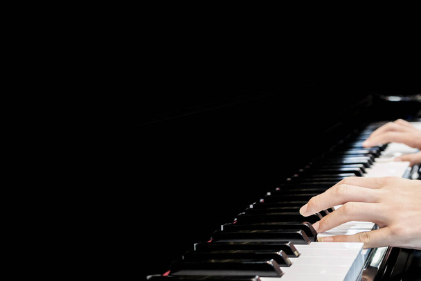 Закрыть музыканта, играющего на фортепиано - Фото, изображение