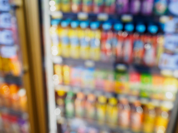 estantes del refrigerador del supermercado con productos de bebidas - Foto, imagen