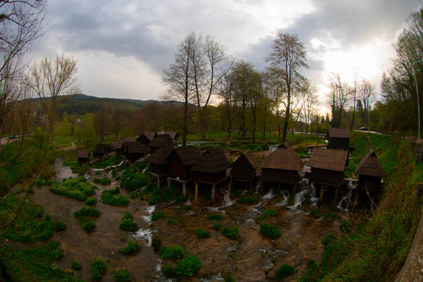 ユナ川の流れとBihac近くの国立公園ウナでのリラクゼーションのための場所-ボスニア・ヘルツェゴビナ - 写真・画像