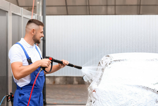 Férfi munkás mosás autó szabadban - Fotó, kép