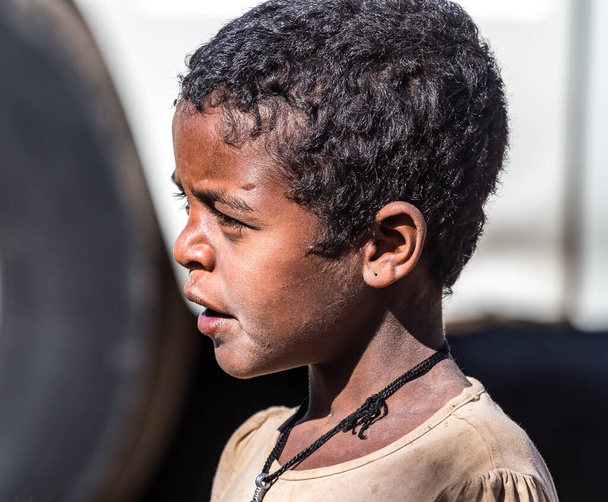 エチオピアのゴンドール- 2020年2月6日:アフリカのエチオピアのゴンドール近くの道路上のエチオピアの子供 - 写真・画像