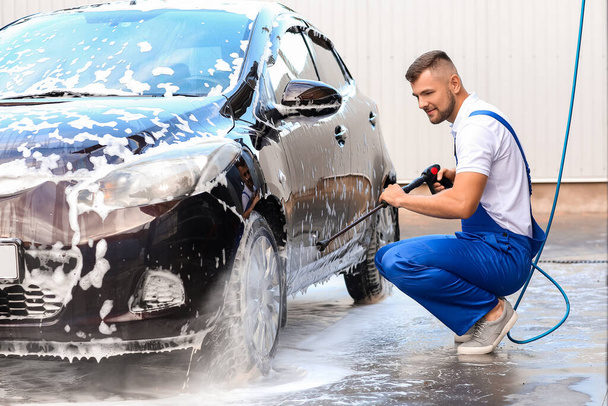 Άνδρας εργαζόμενος πλύσιμο αυτοκινήτων σε εξωτερικούς χώρους - Φωτογραφία, εικόνα