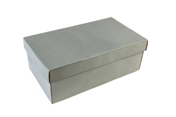 Caja de zapatos de cartón gris con tapa cerrada sobre fondo blanco - Foto, Imagen