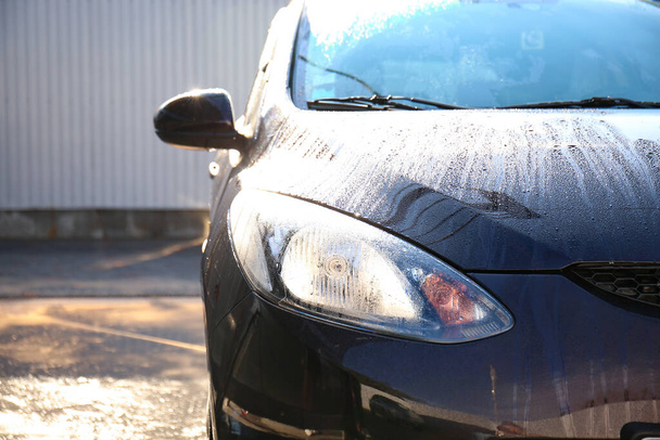 Automóvel moderno em lavagem de carro, close-up - Foto, Imagem