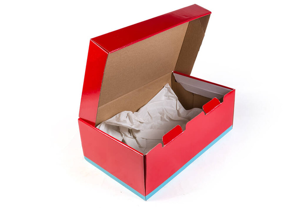 Leere rote Pappschachtel mit Geschenkpapier innen auf weißem Hintergrund öffnen - Foto, Bild