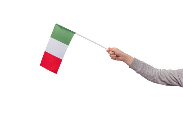 Ιταλική σημαία σε παιδικά χέρια που απομονώνονται σε λευκό φόντο. Σημαία Tricolor πράσινη λευκή κόκκινη. - Φωτογραφία, εικόνα