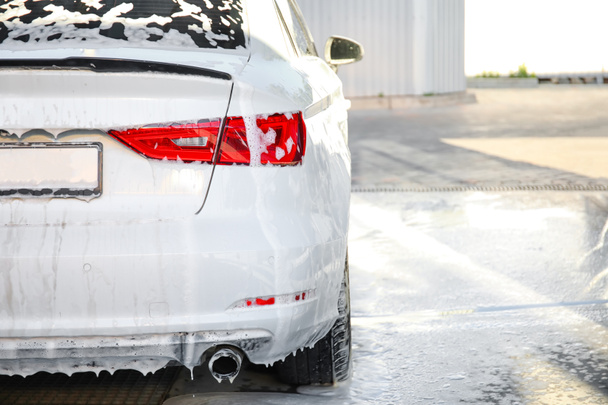 Araba yıkamada modern otomobil - Fotoğraf, Görsel