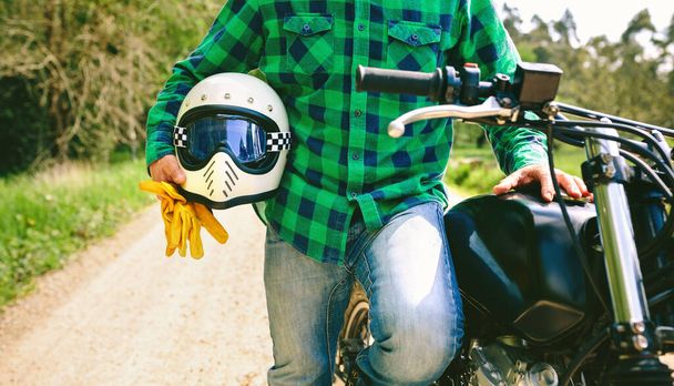 Άνδρας που ποζάρει με μοτοσικλέτα, κράνος και γάντια - Φωτογραφία, εικόνα