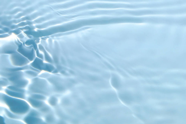transparent blau gefärbt klare Oberflächenstruktur des ruhigen Wassers  - Foto, Bild