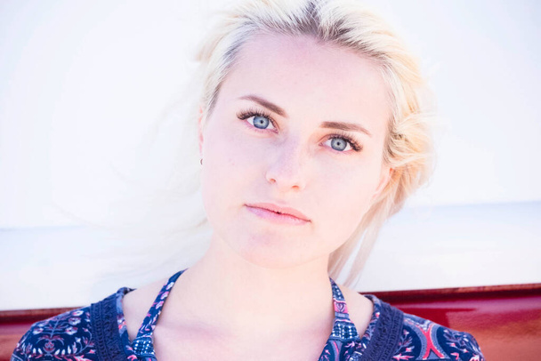 Kirkas valkoihoinen iho ja vaaleat hiukset siniset silmät kauniille tytölle muotokuva kameran edessä  - Valokuva, kuva