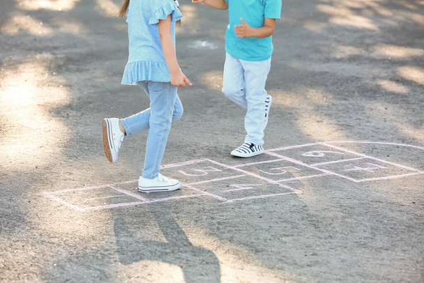 Malé děti si venku hrají na hopscotch - Fotografie, Obrázek