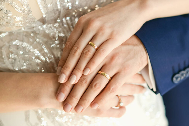 Detailní záběr snubních prstenů na rukou novomanželů. Ruce nevěsty a ženicha. Selektivní zaměření - Fotografie, Obrázek