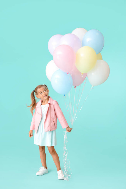 Little girl with balloons on color background - Fotoğraf, Görsel