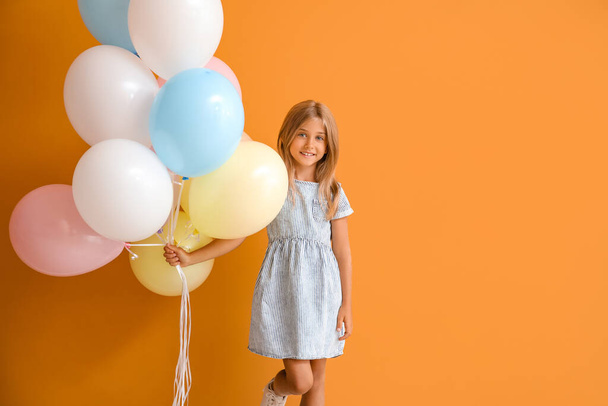 Κοριτσάκι με μπαλόνια στο φόντο χρώμα - Φωτογραφία, εικόνα