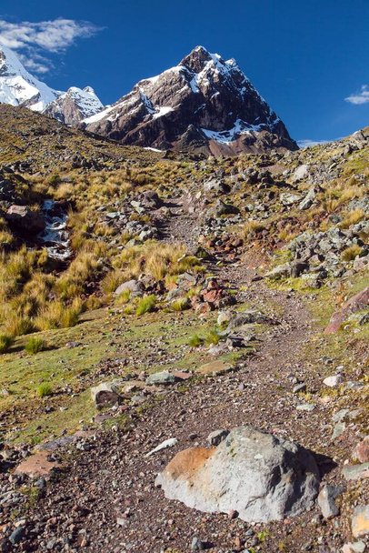 Ausangate trek trekking trail, Ausangate circuit, Cordillera Vilcanota, Cuzco region, Peru, Peruvian Andes landscape, South America - Foto, Imagem